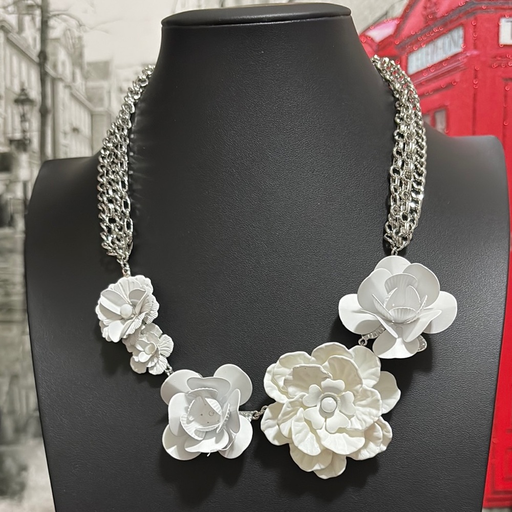 This beautiful Simply Vera Vera Wang Flower Frontal Necklace New with tags